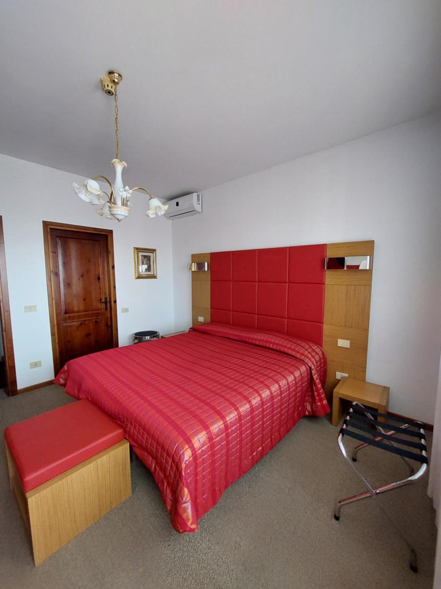 Albergo Alla Pineta Монтебеллуна Экстерьер фото